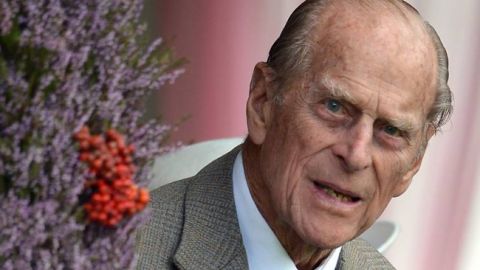 Чоловік Єлизавети II залишив лікарню: фото та відео з виснаженим принцом