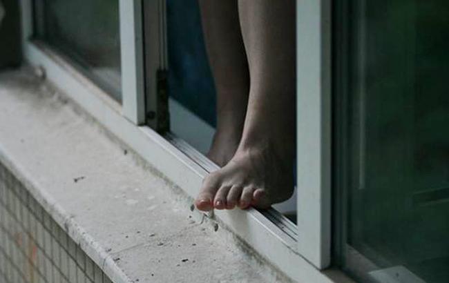 У Києві з вікна багатоповерхівки випала і розбилася на смерть молода дівчина