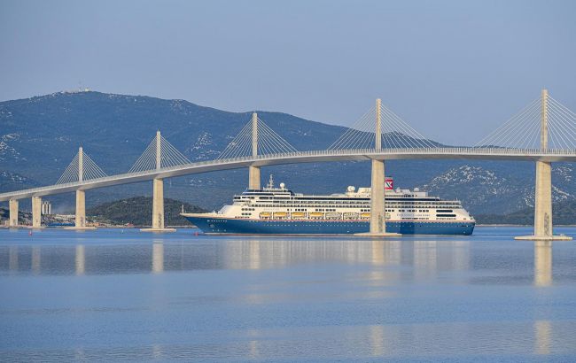 Лайнер вперше пройшов під новим мостом у Хорватії. Чим він унікальний