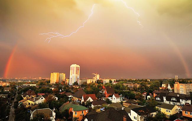 "Від пари крапель до зливи з грозою": синоптики розповіли, яка погода чекає на українців