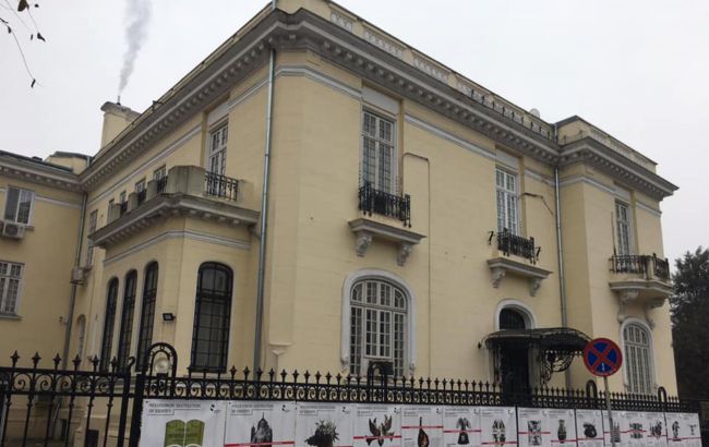В Румынии из-за COVID украинское посольство приостановило консульский прием