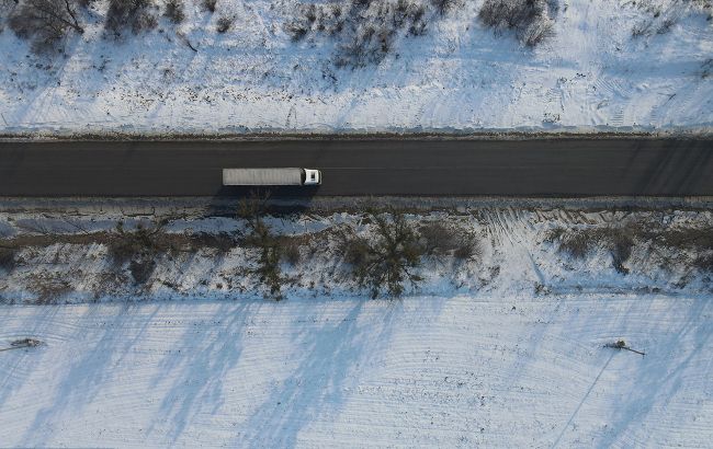 Сотні вантажівок зупинились. На трасі Одеса-Рені величезний затор через негоду