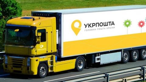 "Експрес доставка": у Києві "Укрпошта" на ходу втратила посилки і поїхала далі (фото)