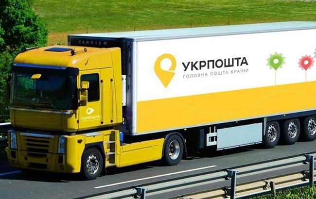"Експрес доставка": у Києві "Укрпошта" на ходу втратила посилки і поїхала далі (фото)