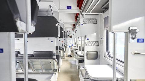 Укрзалізниця підклала пасажиру "зайця" у відсік для валіз: деталі скандалу