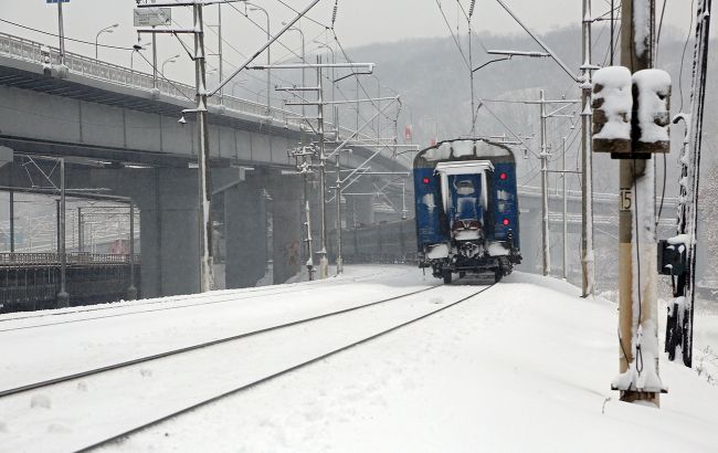 Запізнення до 6 годин: через непогоду в Україні затримуються два потяги