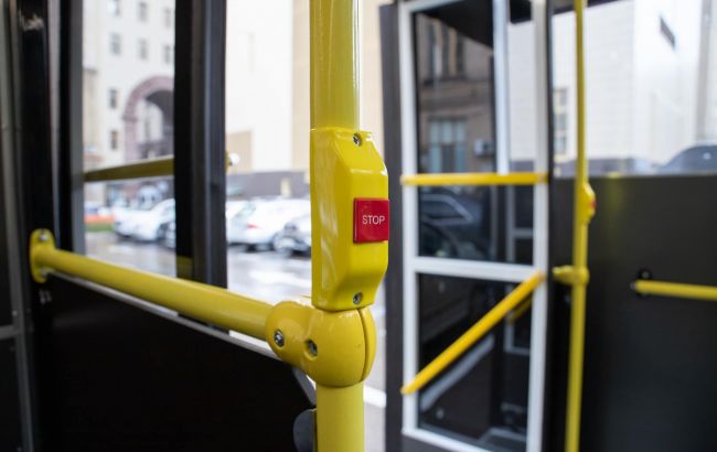 В Черновцах троллейбус во время движения "потерял" двери (видео)