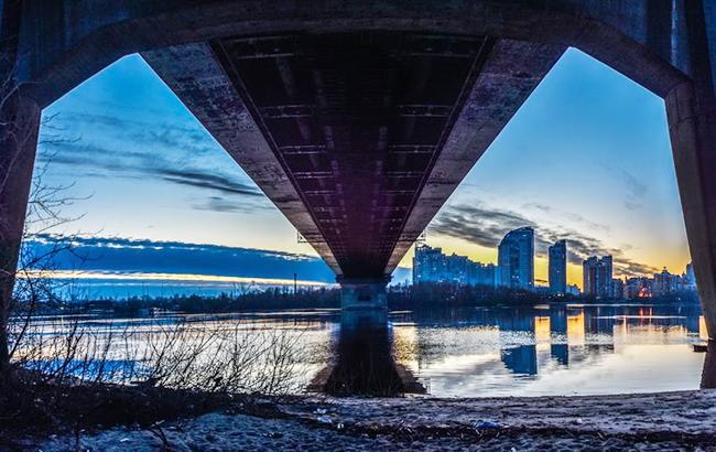 "Облицовка летит": в сети показали фото "уставшего" путепровода в Киеве