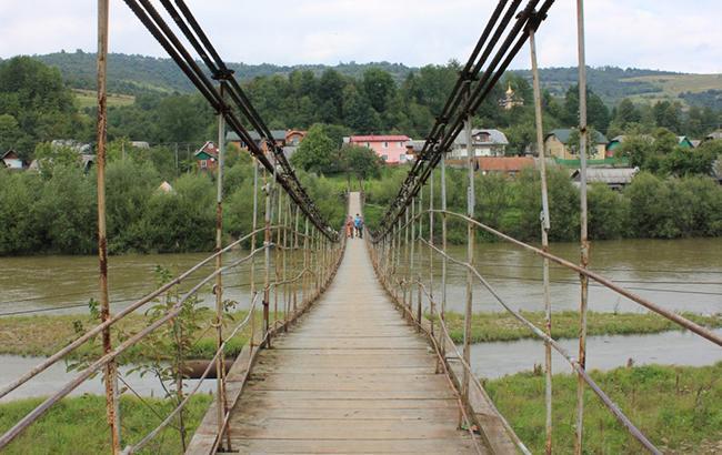 По стремянке на мост: жители Прикарпатья придумали оригинальную переправу через реку (видео)