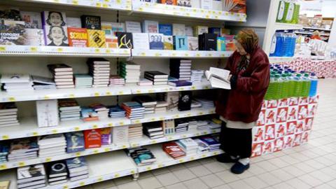 "Продали книги": бабуся, яка читає в супермаркеті, розповіла свою сумну історію життя