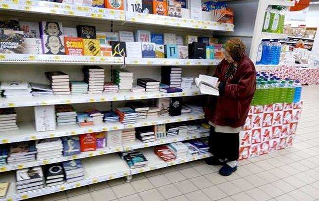 "Продали книги": бабуся, яка читає в супермаркеті, розповіла свою сумну історію життя