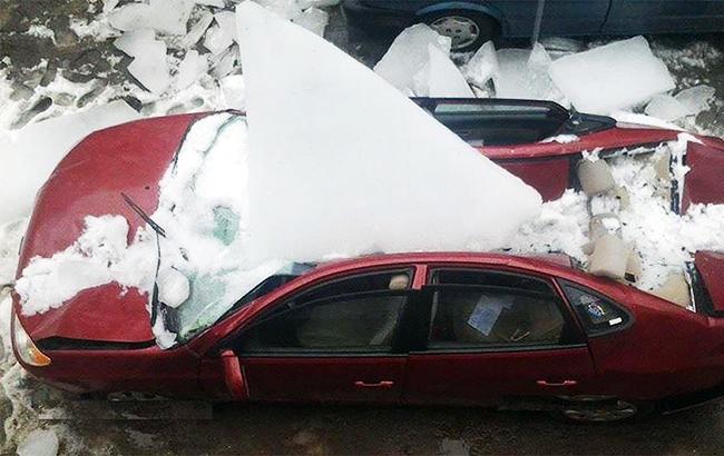 В центре Киева на припаркованное авто рухнула глыба льда (фото)