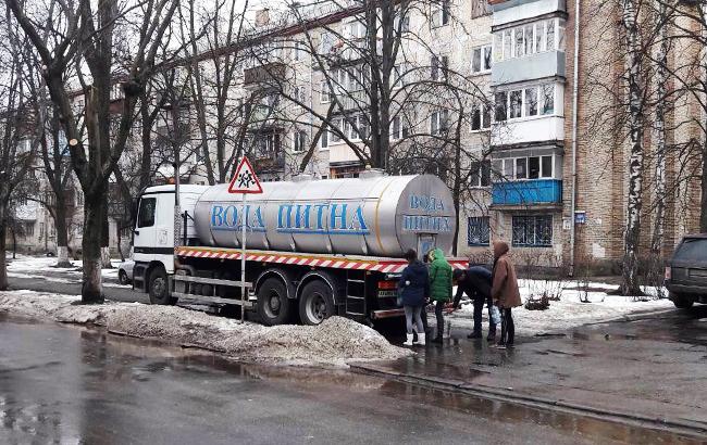 В Киеве организуют подъезд автоцистерн с водой в связи с отключением воды