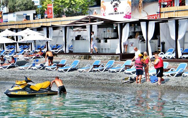 "Людей не добавляется": в сети показали пляжный сезон в Ялте