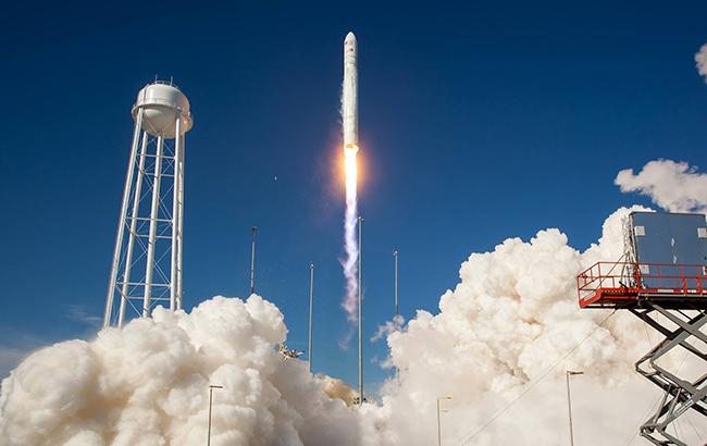 Україна потребує розробки нової державної космічної програми, - Порошенко