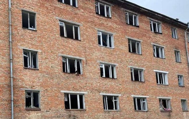 Окупанти обстріляли АЗС у Сумській області: у багатоповерхівці вилетіли вікна