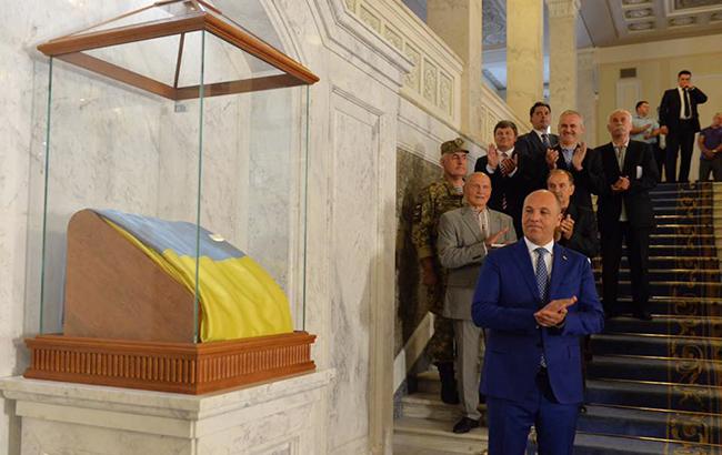 Верховная Рада выделила "бешеные деньги" на экспозицию флага