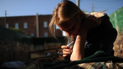 В Запорожье женщина гуляла с ребенком под кайфом (видео)