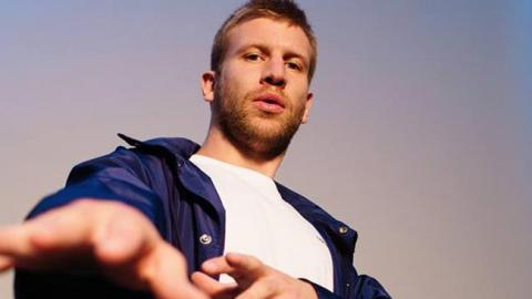 "Скинхеды?" Дорн озадачил фанатов "тюремными наколками" (фото)