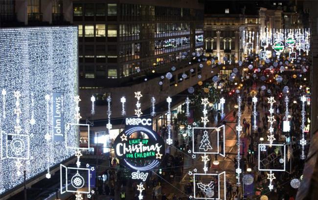 Праздник приближается: в Лондоне и Париже зажгли первые рождественские огни (видео)