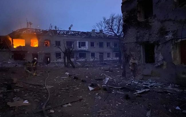 Оккупанты накрыли Камышеваху плотным огнем: разрушена школа, сельсовет и многоэтажка