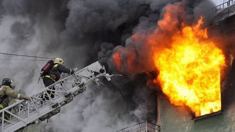 В Киеве горит многоэтажка, есть погибшие