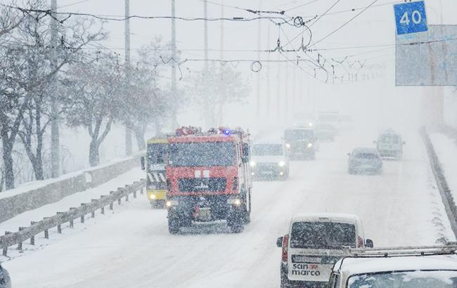 В Киеве водителей призывают оставить автомобили дома в связи со снегопадами