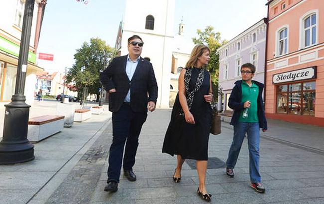 Жена Саакашвили вместе с сыном покинула Украину