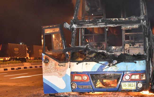 В Таиланде на ходу загорелся автобус, 20 человек погибли