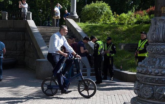 Кличко приехал на инаугурацию Зеленского на велосипеде: появилось видео