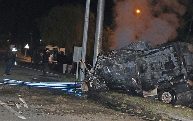 В Турции автобус врезался в ограничительный барьер на трассе, погибли 17 человек