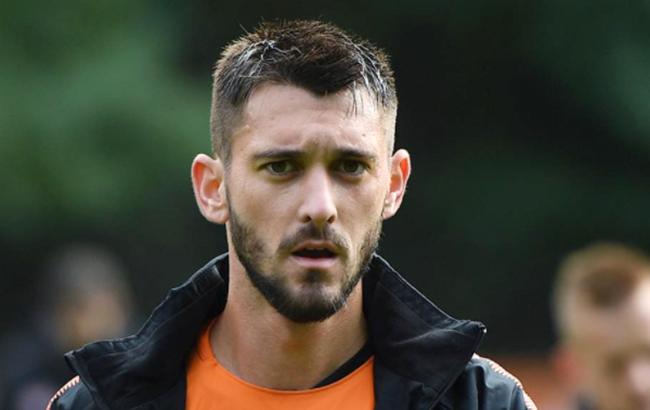 Улетел за рекламный щит: футболист "Шахтера" грубо толкнул парня, подававшего мячи (видео)