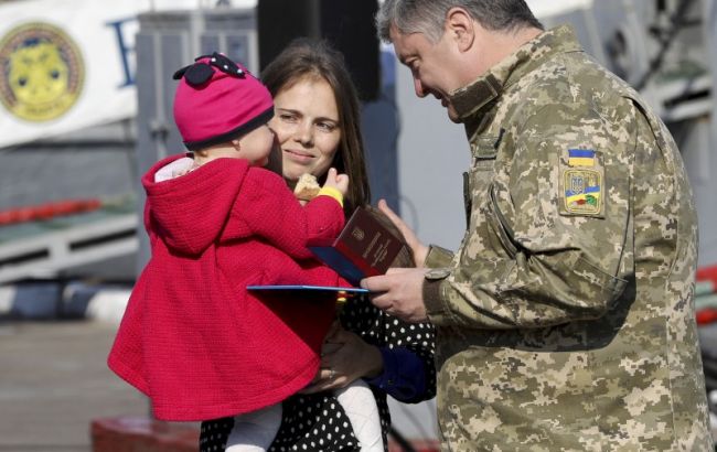 Президент вручив нагороди сім'ям захоплених Росією моряків