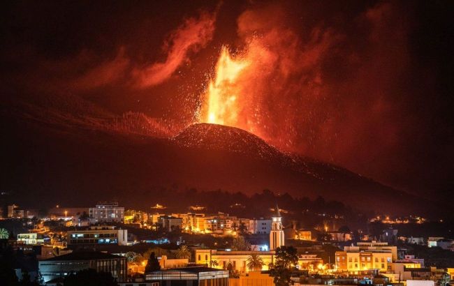 Извержение вулкана на Канарах: лава в 800 метрах от океана, это опасно для населения