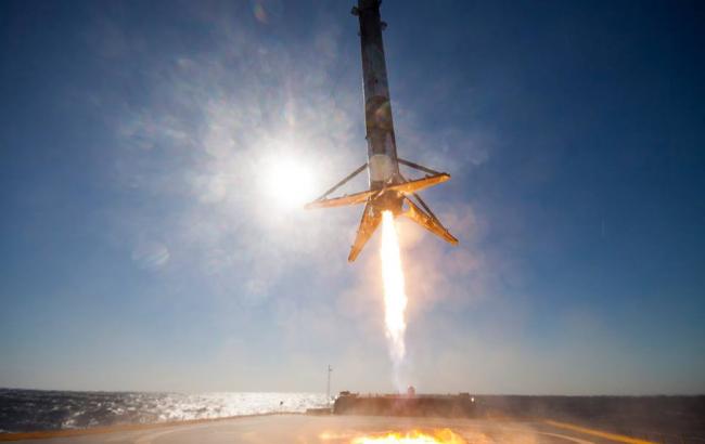 SpaceX запустила ракету Falcon 9 со спутником для передачи телевизионного сигнала