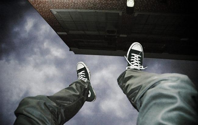 Плохая жизнь: в Харькове мужчина после застолья выбросился из окна