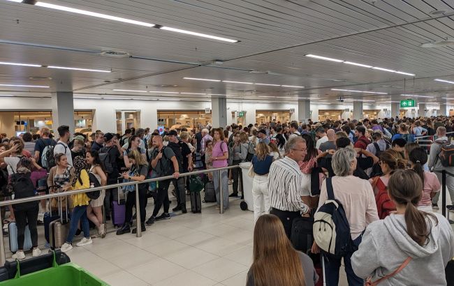 Черги та масові скасування рейсів. В аеропорту Європи знову хаос: фото