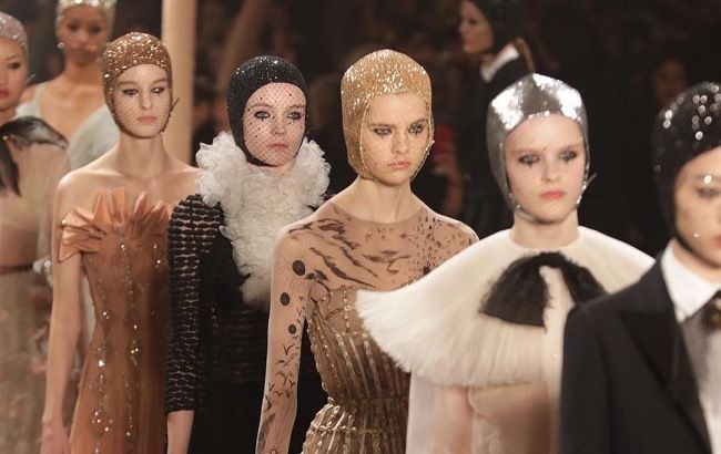 Неделя высокой моды в Париже: Christian Dior устроил "парад мечты" под куполом шапито (фото)