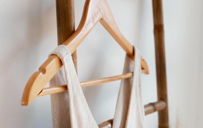 Ось що допоможе, щоб одяг не спадав з вішалок: надійні способи