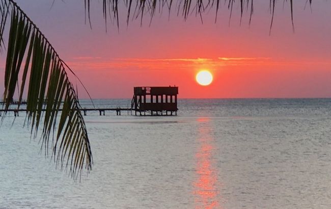 На курортному острові Гондурасу спалахнула пожежа: згоріли будинки, є постраждалі