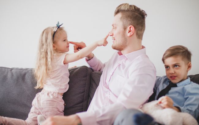 Такое поведение родителей воспитывает у ребенке нарциссическую натуру. Психолог предостерегла от ошибок