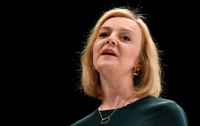 Трасс сегодня станет премьером Британии. Что она обещала Украине