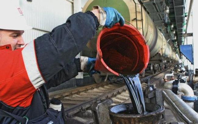 Ціна нафти може впасти нижче 40 дол. за барель, - Bloomberg