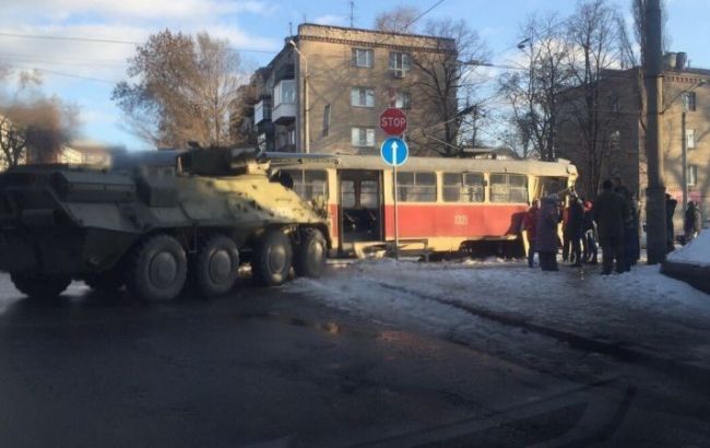 В Днепропетровске БТР врезался в трамвай, есть пострадавший