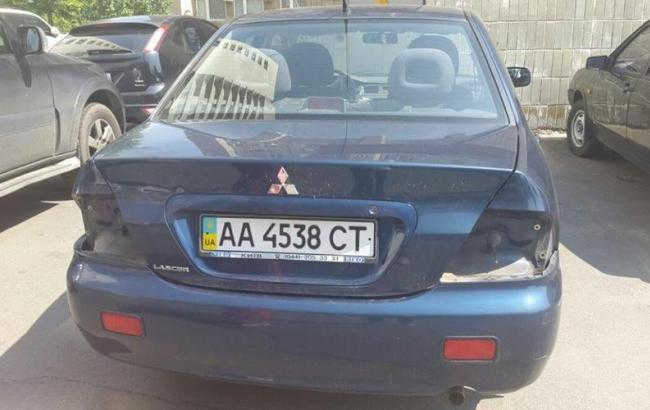 В Киеве неизвестные вырывают машинам фары