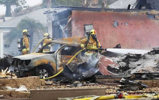 В Калифорнии самолет рухнул на жилой район: есть погибшие и пострадавшие