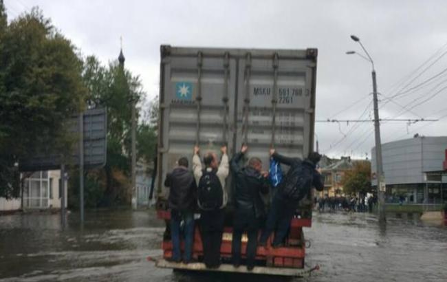 Шторм в Одессе: люди нашли забавный способ переправляться по улицам