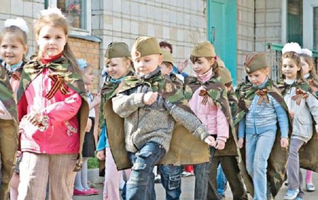 У мережі обурені дитячим виступом в аннексированном Криму зі зброєю і триколором
