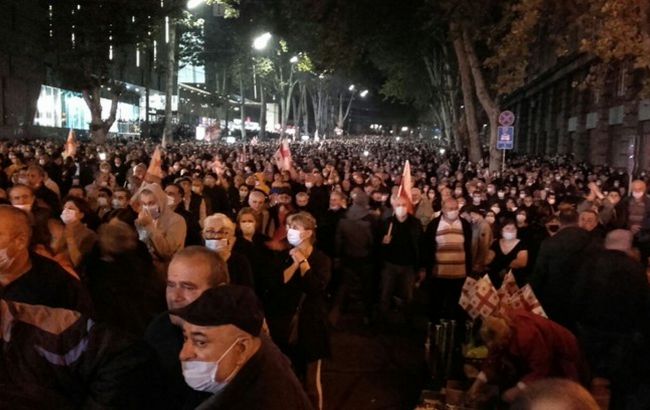 В центре Тбилиси десятки тысяч людей вышли на акцию за освобождение Саакашвили