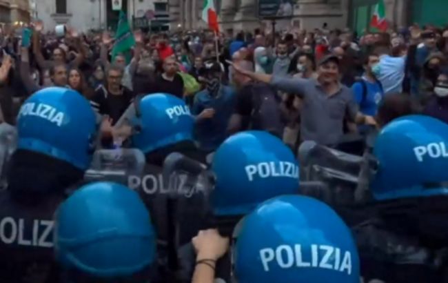 У Римі тисячі людей вийшли на акцію проти "паспортів здоров'я". Поліція застосувала водомети